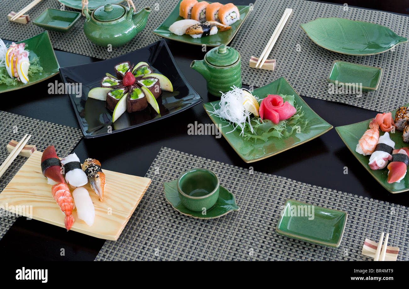 ein gedeckter Tisch in einem japanischen Sushirestaurant Stockfotografie -  Alamy
