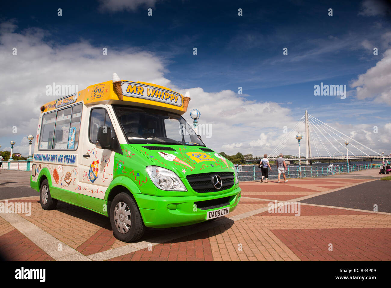 Großbritannien, England, Merseyside, Southport, untere Promenade, Herr stark Ice Cream van neben Marine See Stockfoto