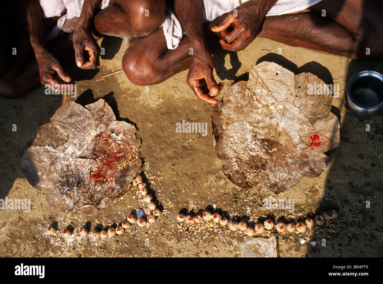 Hindus darstellende Pind Daan oder Shradh in Allahabad, Indien. Stockfoto