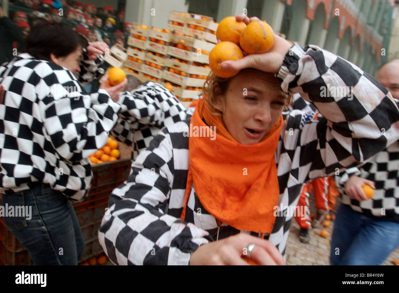 Ivrea Italien feiert Karneval mit den Orange kämpfen, wenn die Stadt eine Schlacht spielt. Stockfoto