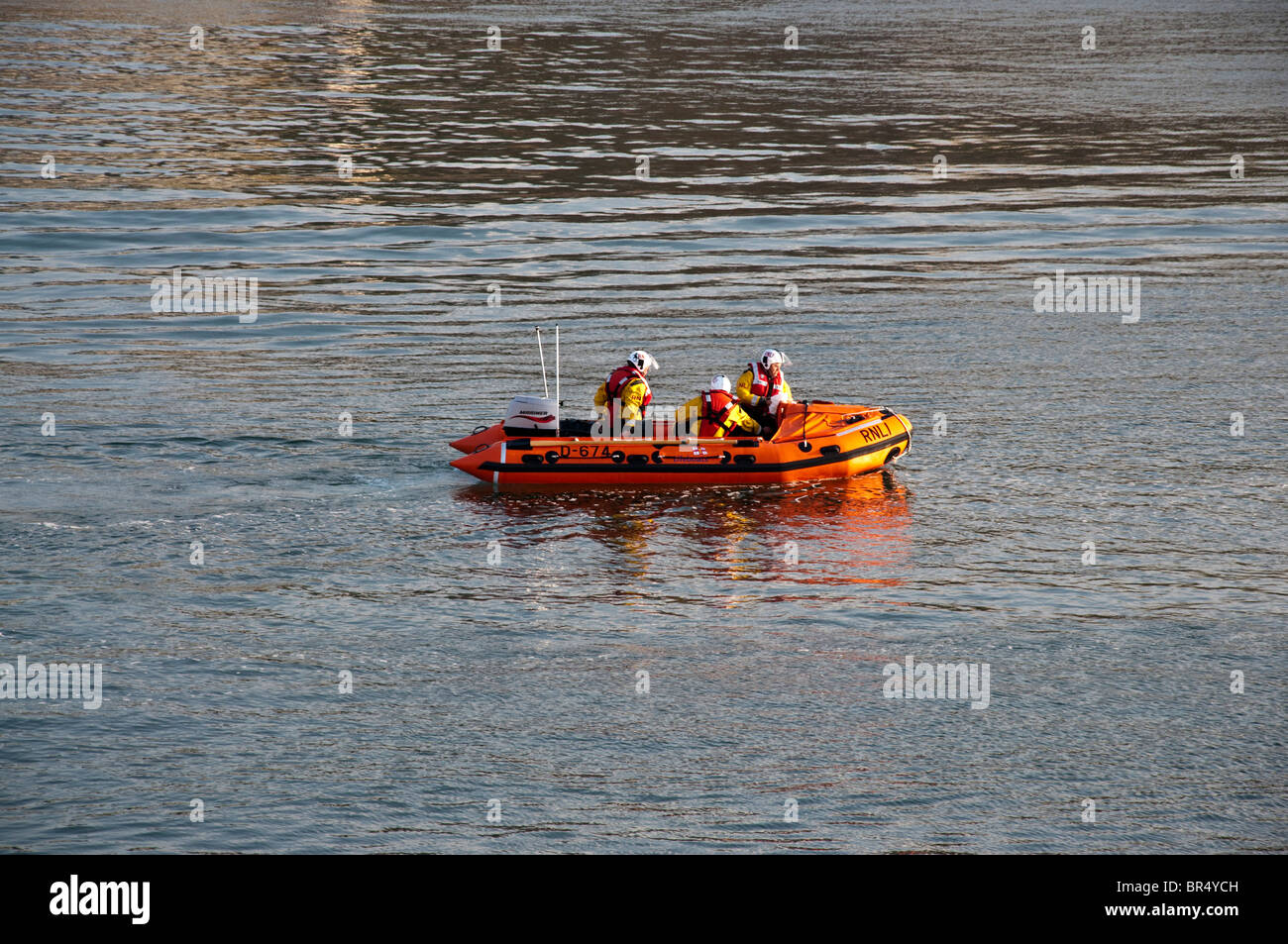 Ein Rettungsboot Crew auf einem Übungsbeispiel in der Nordsee vor der Küste in Whitby, North Yorkshire, England Stockfoto