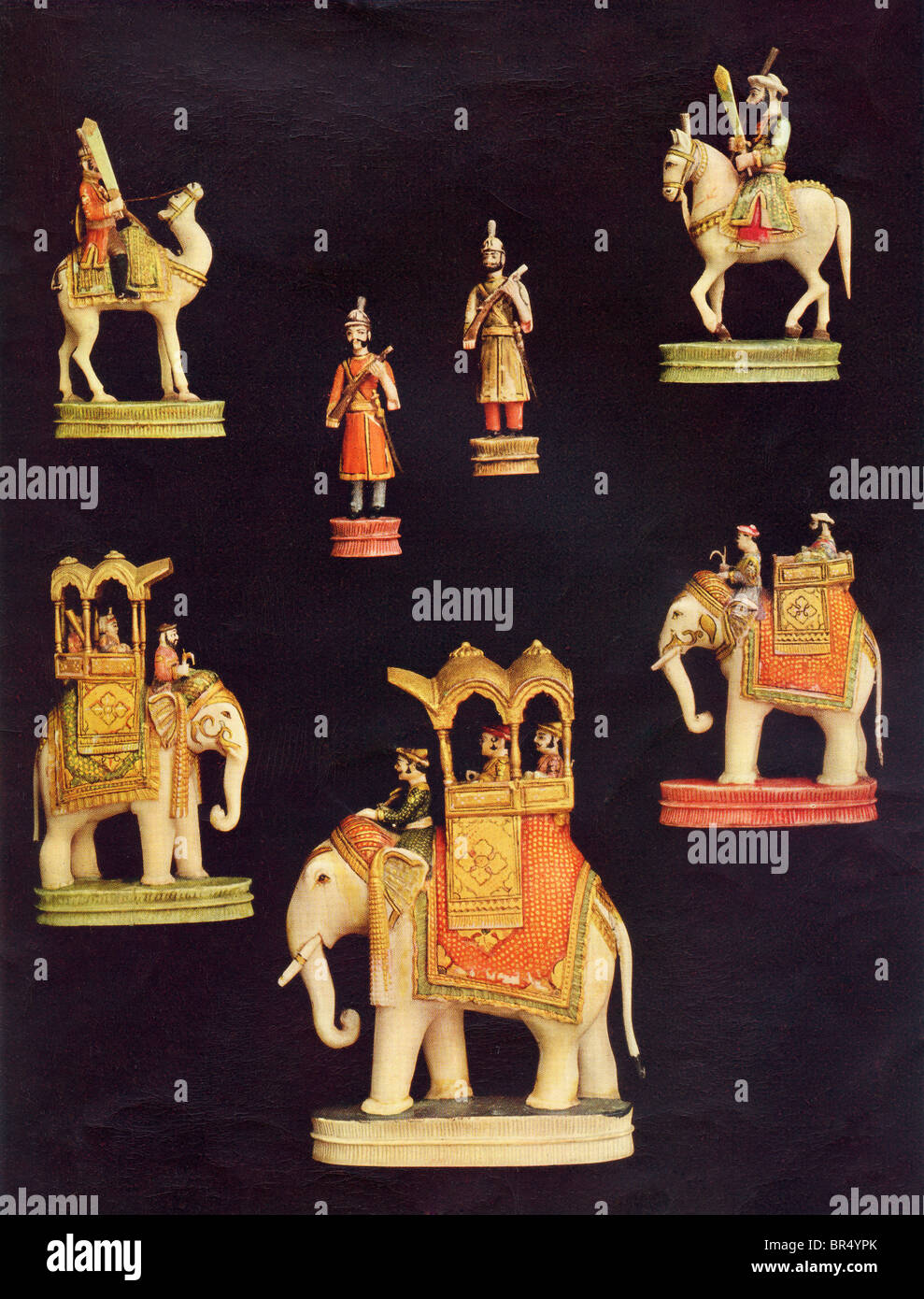 Stücke aus einem kompletten Schach in geschnitzten und farbig Elfenbein. Made in Delhi, Indien c.1790 für die Begum Samru. Stockfoto