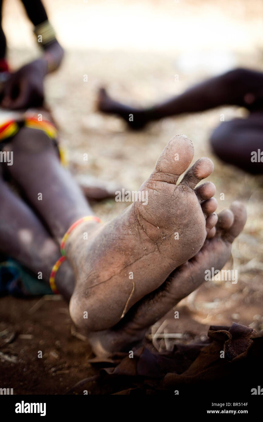 Ein Porträt einer jungen Frau mit ihren Füßen im Vordergrund. Stockfoto