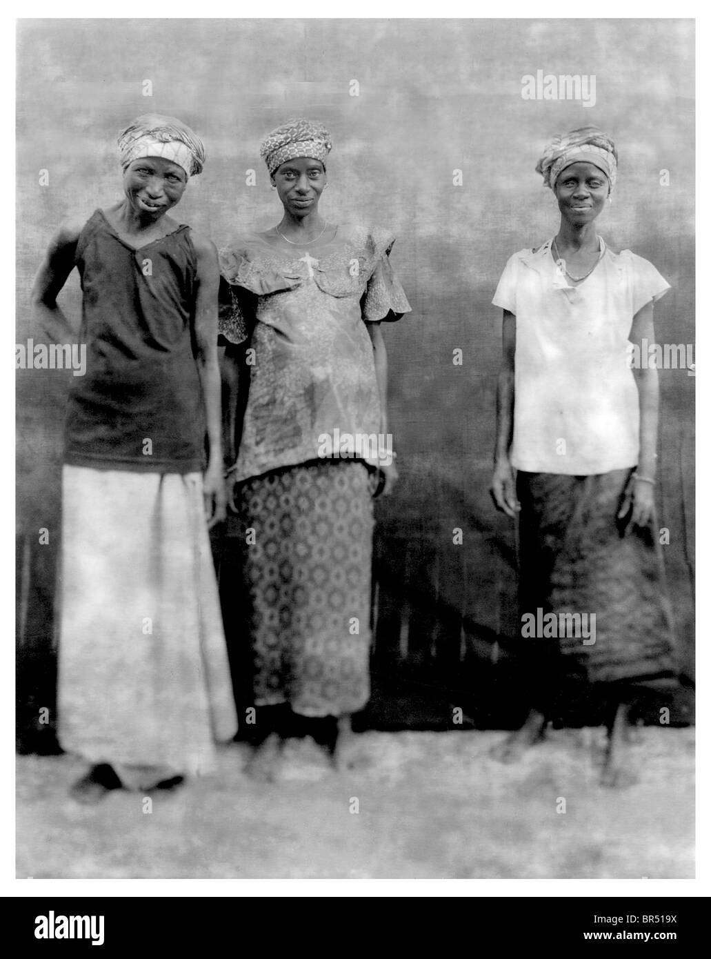 Kleine Gruppe von lokalen gambischen Frauen. Stockfoto