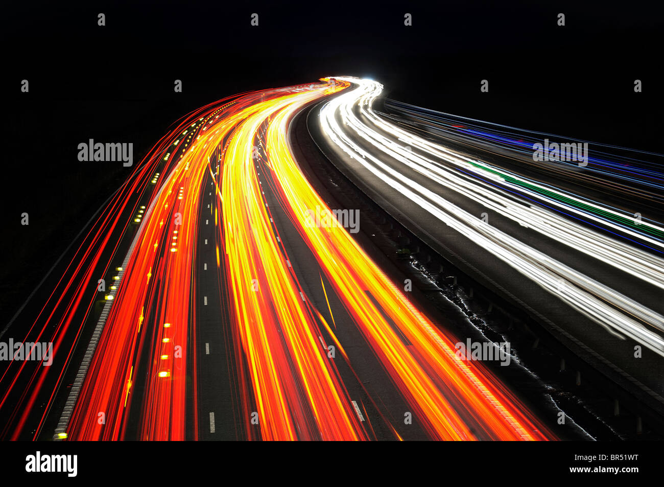 Autobahn, Nacht, Verkehr, Trail, Lichter, Autos, schnellen, beweglichen, Unschärfe, Geschwindigkeit, Fließbewegung, hell, Stockfoto
