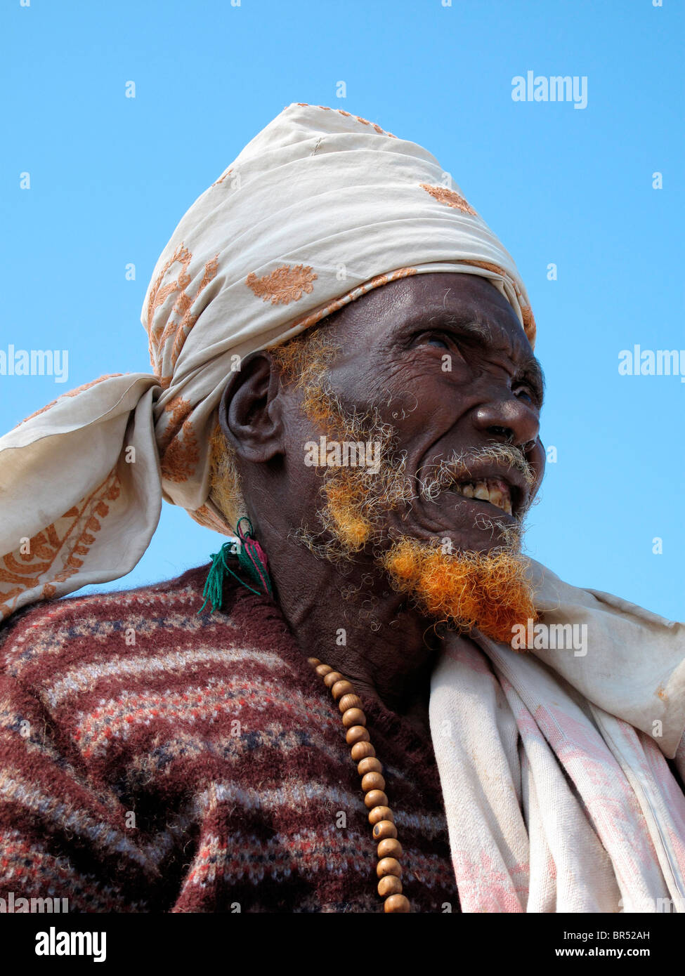 Ein Alter somalische Fischer blickt auf den Golf von Aden in Somaliland. Stockfoto