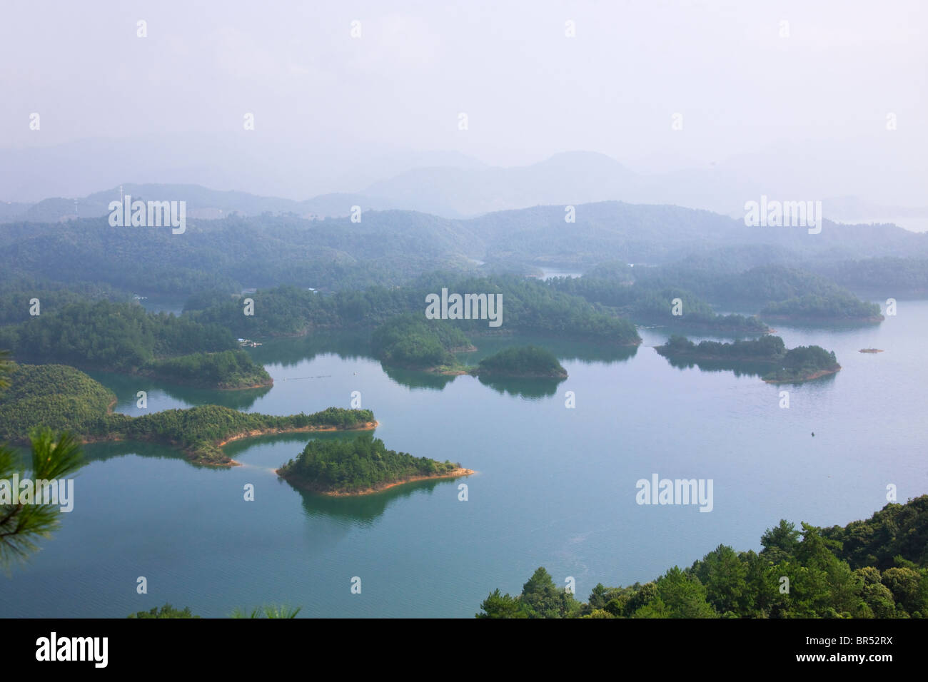 Luftaufnahme der Inseln Qiandao See (See tausend Insel), Jiande, Provinz Zhejiang, China Stockfoto