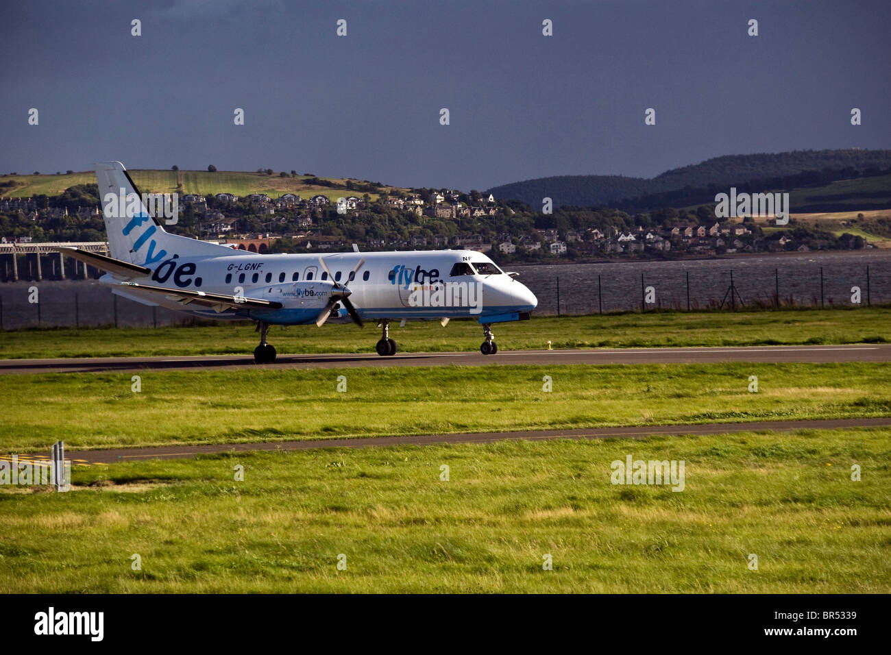 Flybe SAAB 340 Turboprop Flugzeug warten ausziehen auf der Start-und Landebahn am Flughafen Dundee, Vereinigtes Königreich Stockfoto