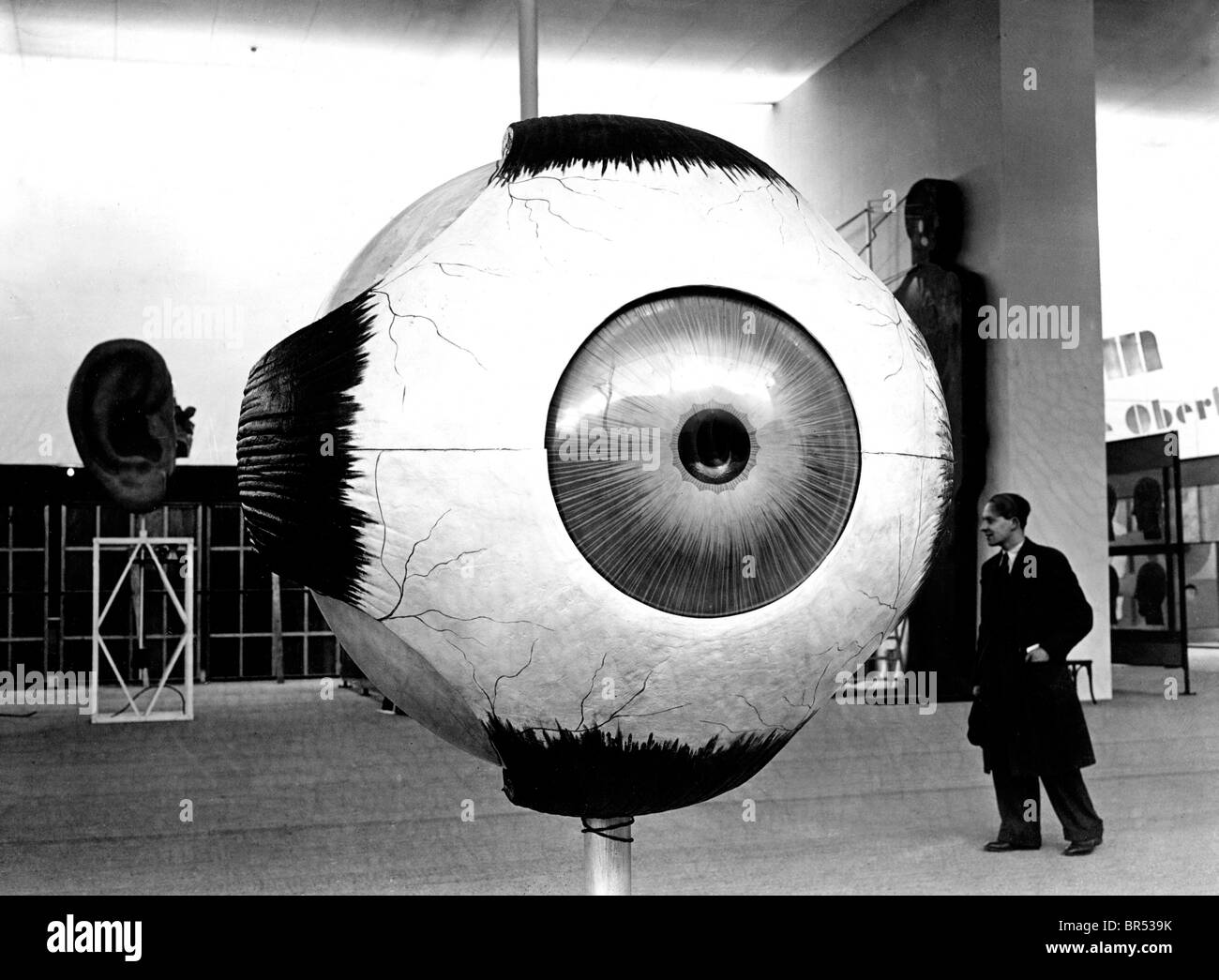 Historisches Foto, Mann mit großen Modell des Auges, um 1924 Stockfoto