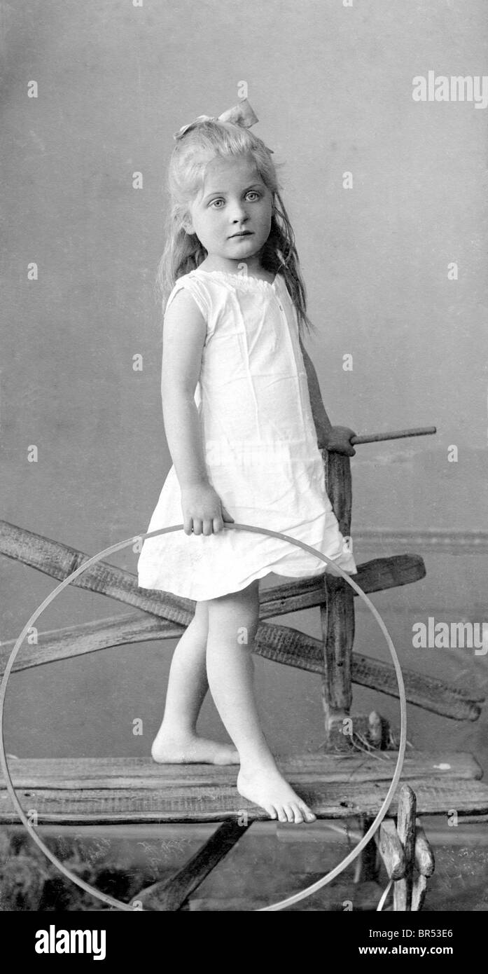 Historisches Foto, Mädchen mit einem Hula-Hoop, um 1913 Stockfoto