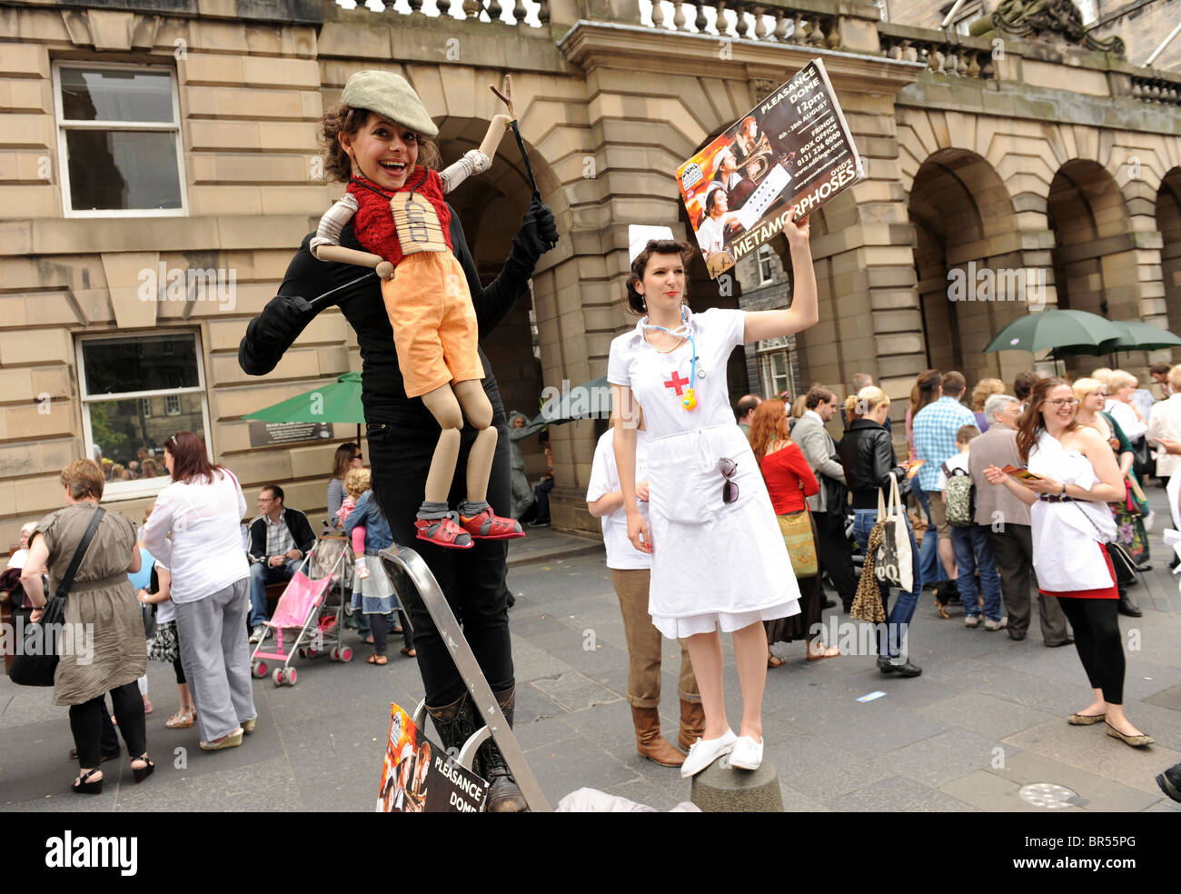 Lothian, Schottland Edinburgh Fringe Festival des Arts 2010, Street Performer und Menschenmassen auf der Royal Mile. Stockfoto