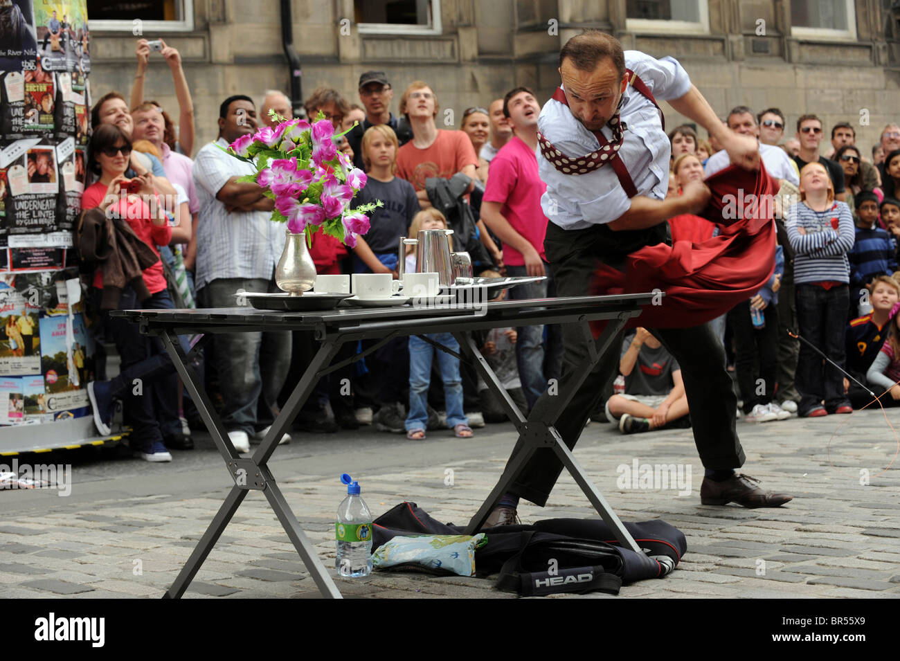 Lothian, Schottland, Edinburgh Fringe Festival des Arts 2010, Street Performer und Menschenmassen auf der Royal Mile, Zauberer Akt. Stockfoto