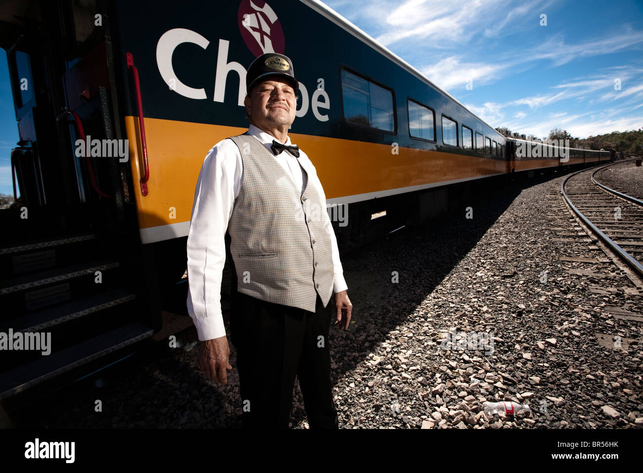 Porträt der Bewachung von einem Zug an der Station Divisadero in Chihuahua, Mexiko. Stockfoto