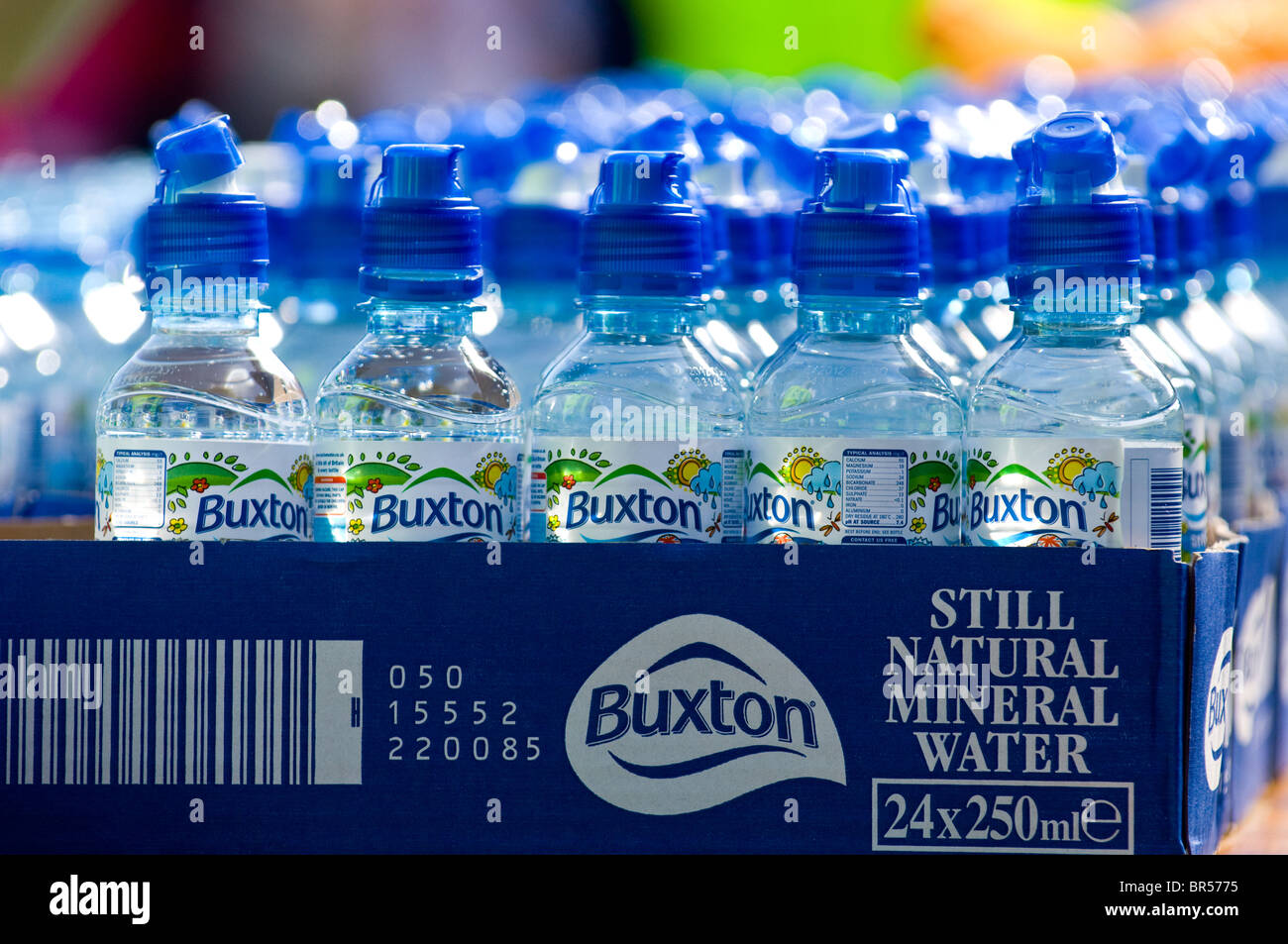 Kleine Kunststoff-Flaschen von Buxton noch natürliches Mineralwasser an der Nottingham-Marathon-Läufer servierbereit Stockfoto
