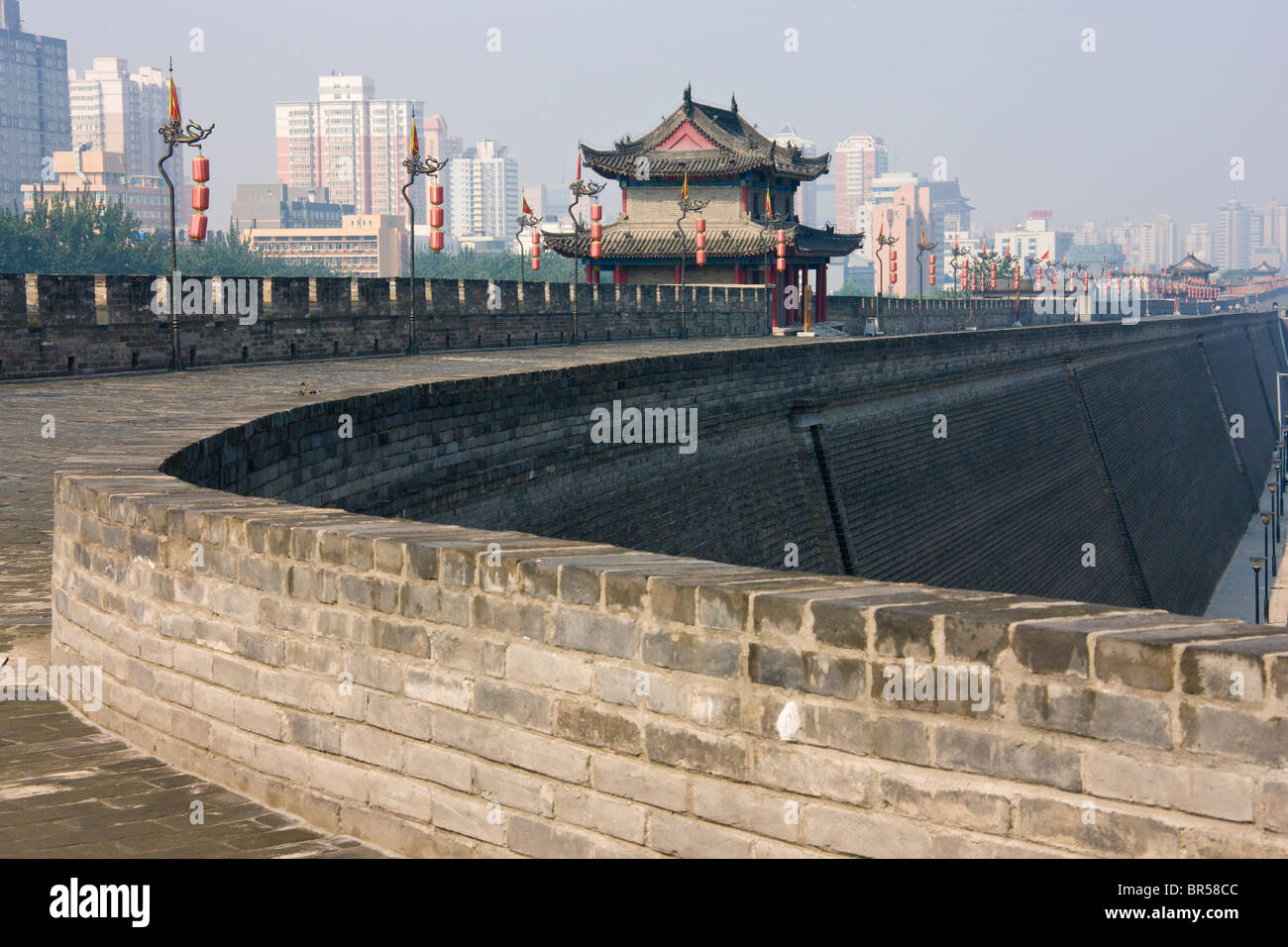 Antike Stadtturm und Stadtmauer mit neuen Kannonen, Xi ' an, Provinz Shaanxi, China Stockfoto