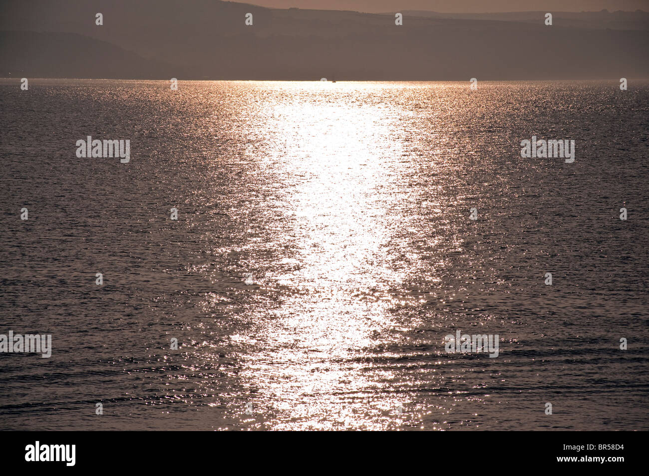Die Sonne geht über dem Meer an der Ostküste von Nord Yorkshire, Whitby. Stockfoto