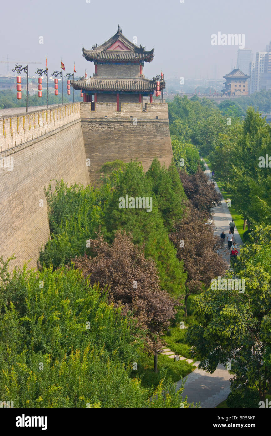 Antike Stadtturm und Stadtmauer, Xi ' an, Provinz Shaanxi, China Stockfoto