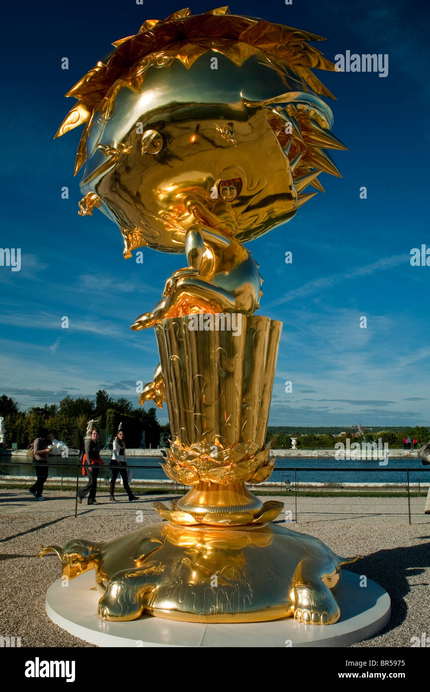 Versailles, Frankreich, Touristen besuchen Contemporary Art Show, 'Takashi Murakami', in Französisch Gärten, Moderne Kunst Skulptur auf Display außen, Museumsstatuen Stockfoto