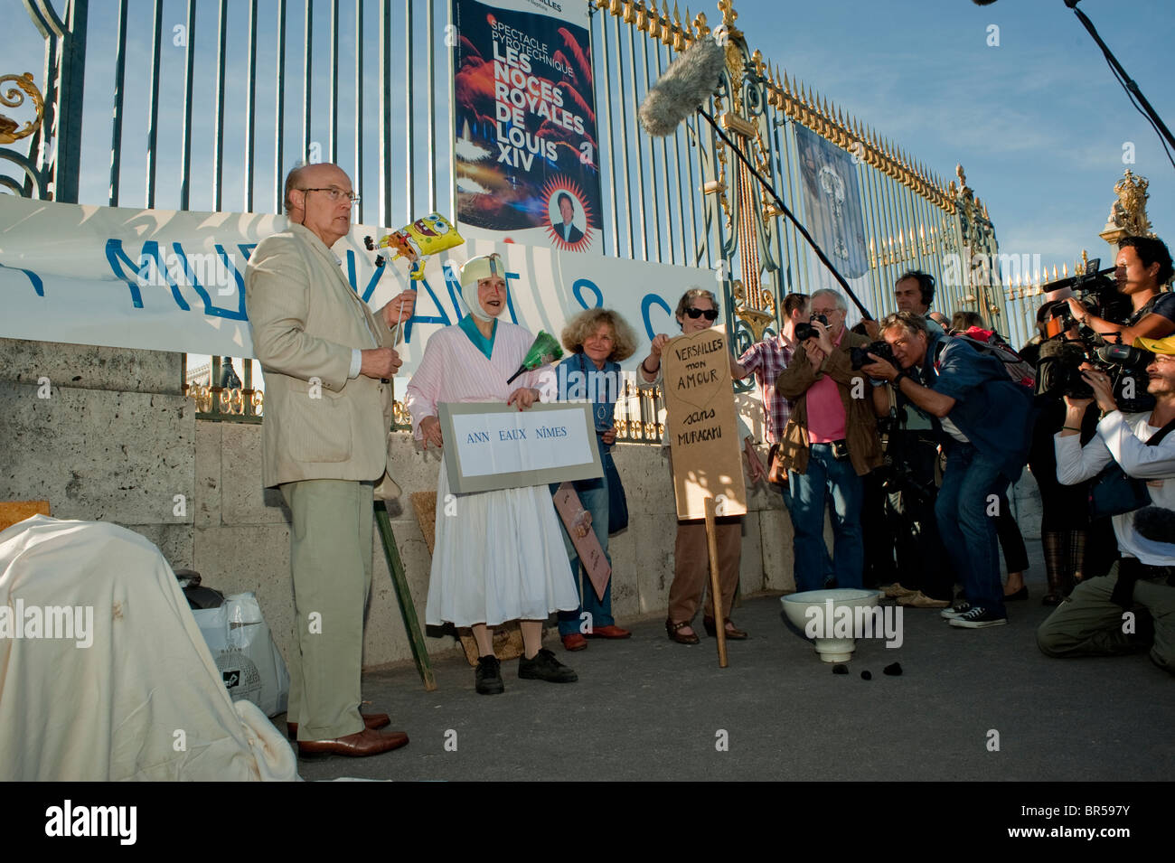 Versailles, France, French Conservatives, Woman Protesting Contemporary Art Show, Takashi Murakami, Holding SIgn, protest Modern art Stockfoto