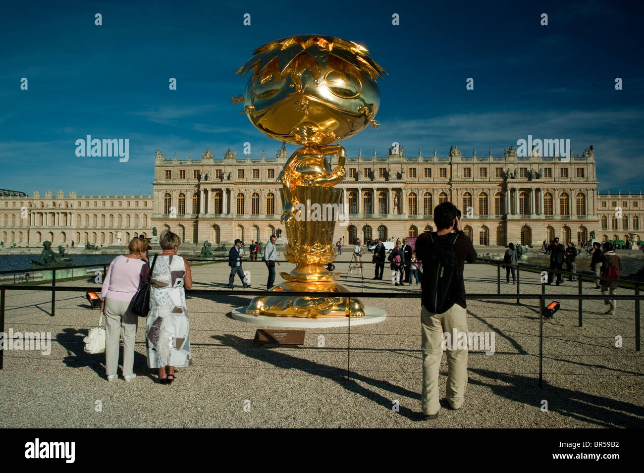 Versailles, Frankreich, Touristen Besuch Contemporary Art Show, Takashi Murakami, Modern Sculpture on Display Veranstaltungen im Garten, Museumsstatuen, Avantgarde Paris, Schloss von Versailles Französisch Schloss Stockfoto