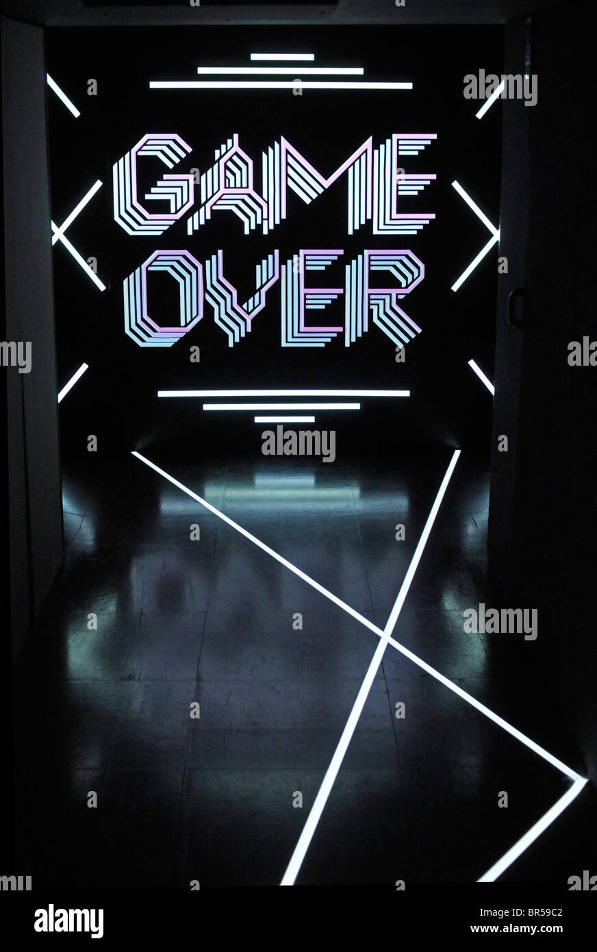 Spiel über Zeichen aus Licht während eines Video-Spiele-Ausstellung gemacht. Stockfoto