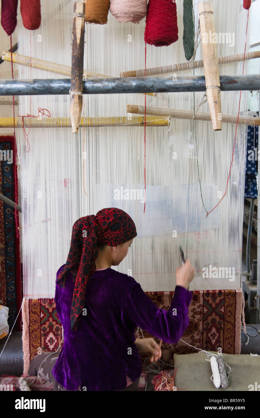 Uigurische Frau Weberei Teppich, Hotan, Xinjiang, China Stockfoto