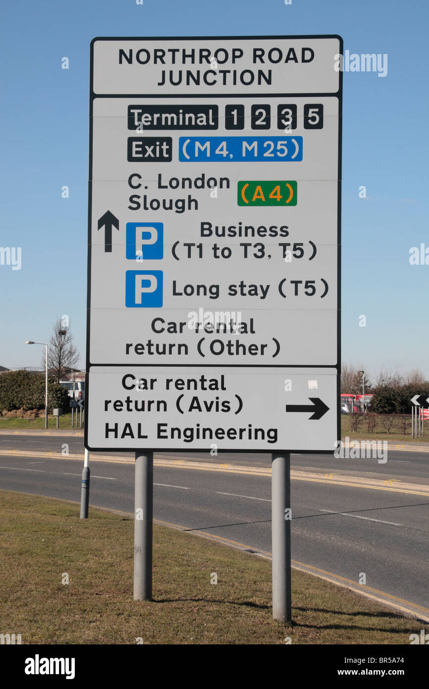 Eine typische UK Verkehrszeichen auf der Perimeter Road in der Nähe von Heathrow Airport, London, UK. Stockfoto