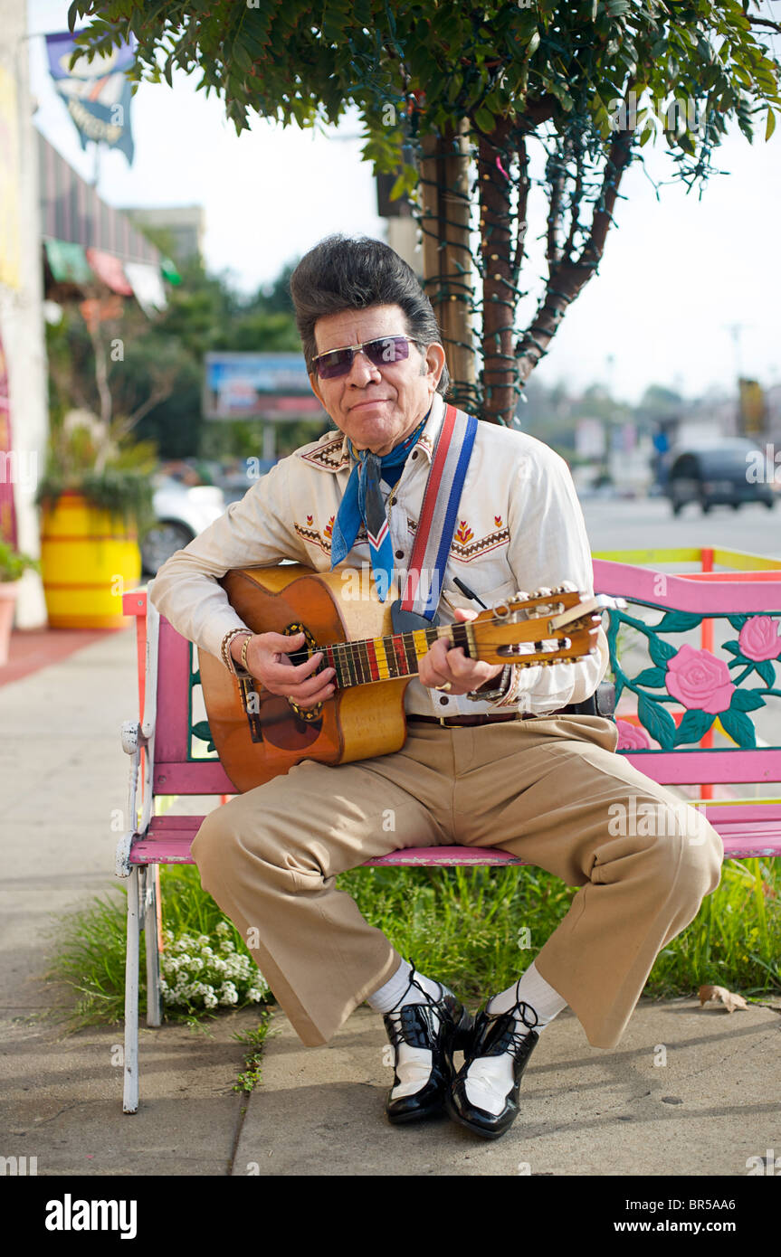 Ein Elvis-Imitator sitzt vor dem Restaurant wo er in Silver Lake Calif arbeitet Stockfoto Ein Elvis-Imitator sitzt vor dem Restaurant wo er in Silver Lake Calif arbeitet Stockfoto