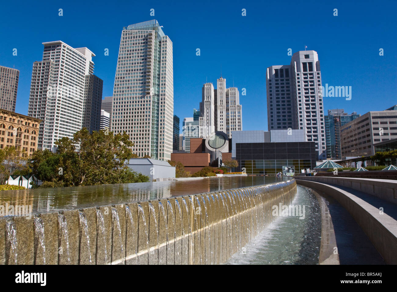 MARTIN LUTHER KING MEMORIAL Wasser Brunnen und das San Francisco Modern Art Museum YERBA BUENA CENTER-SAN FRANCISCO, Kalifornien Stockfoto