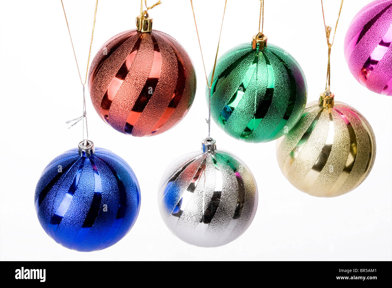 schöne Dekorationen Christbaumkugeln auf weißem Hintergrund Stockfoto