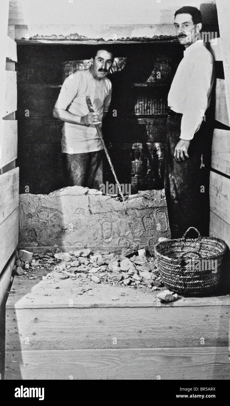 Howard Carter entdeckt das Grab des Tutanchamun im Tal der Könige, in der Nähe von Luxor in Ägypten im November 1922 hier mit einem C Mace Stockfoto