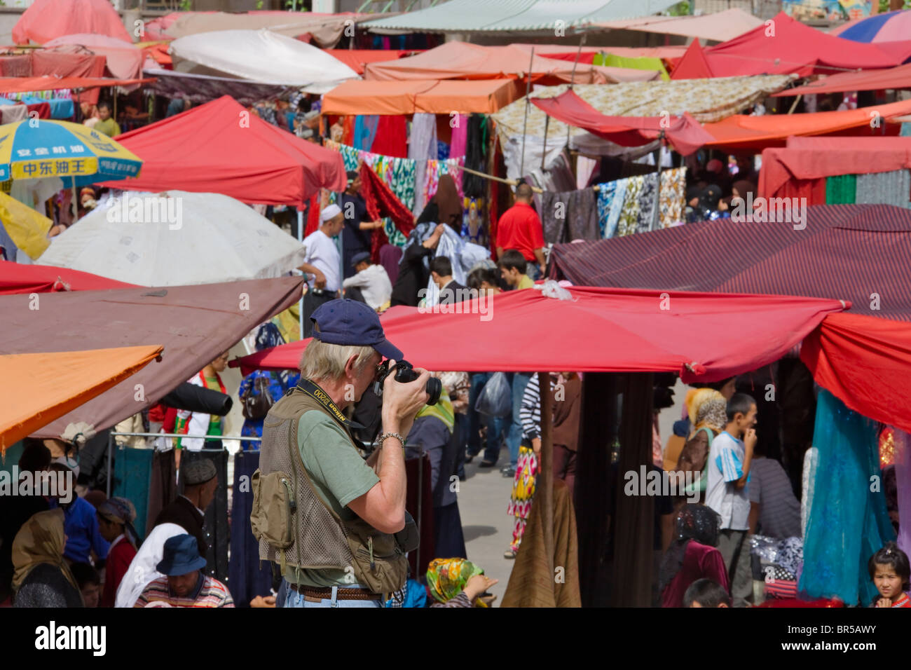Verkauf von Stoffen am Sonntag Markt, Kashgar, Xinjiang, China Stockfoto