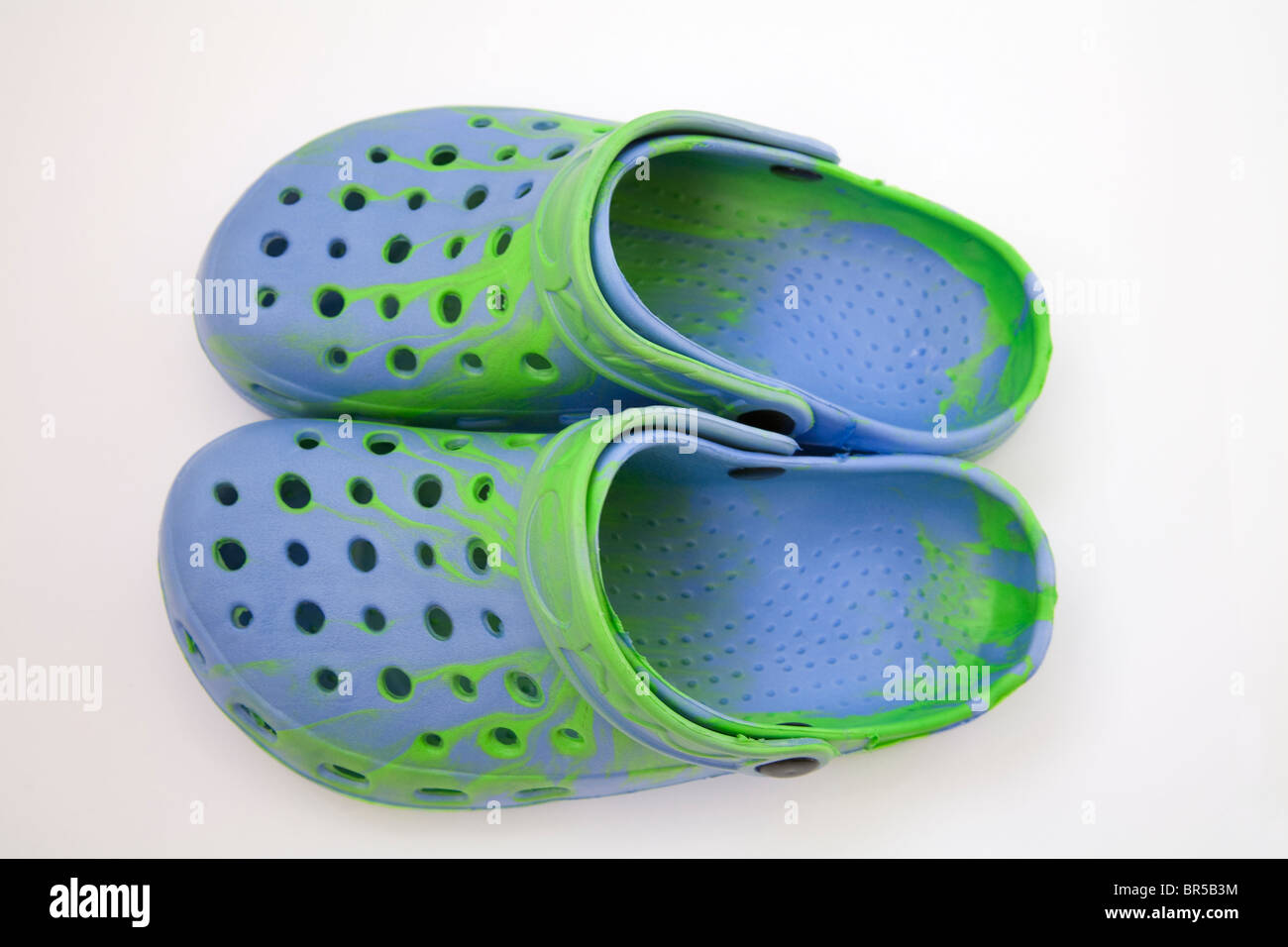 Nahaufnahme der blauen und grünen Krokodil Stil Freizeit Schuhe in China hergestellt Stockfoto