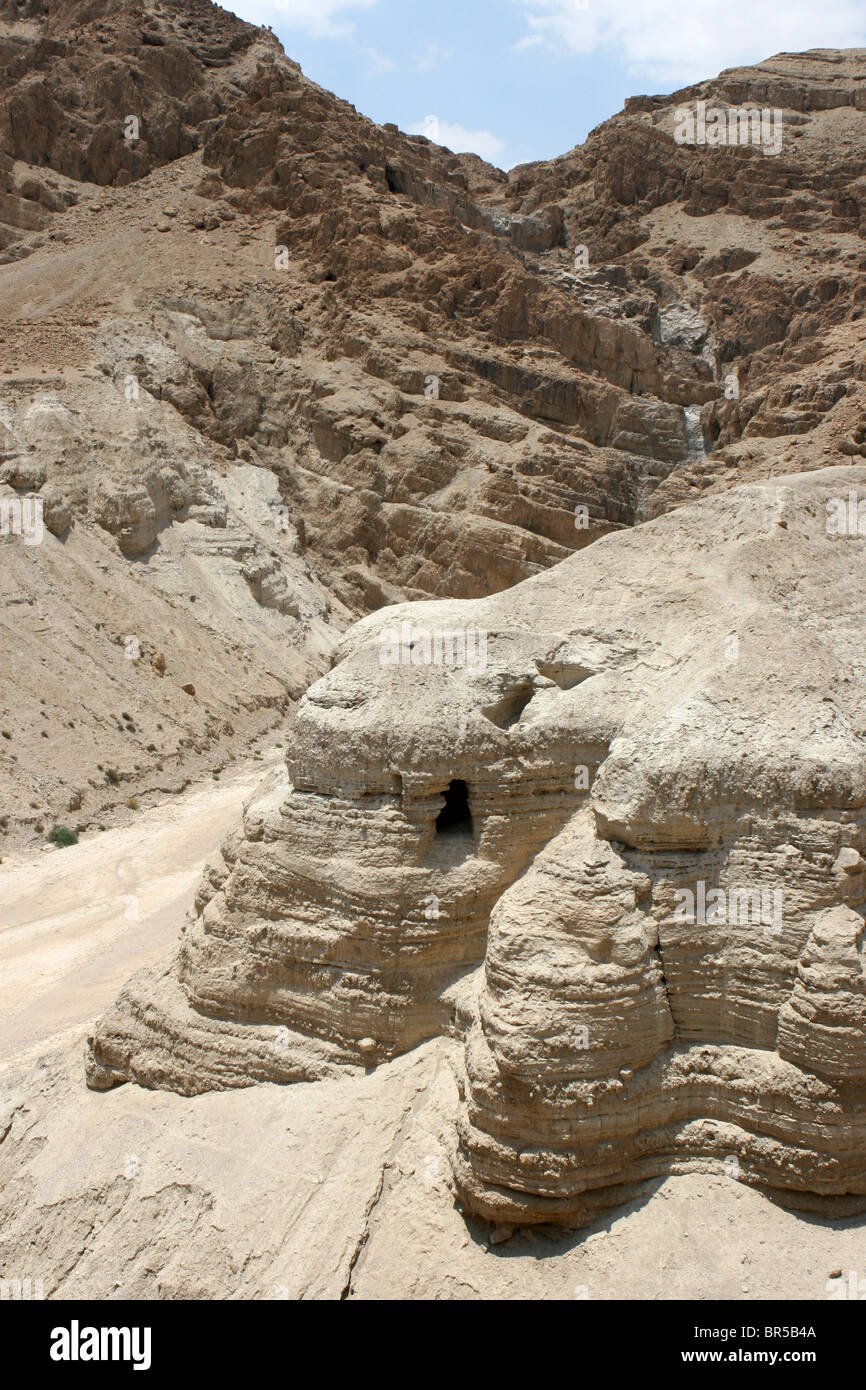 Schriftrollen vom Toten Meer fanden sich in Tonkrügen in dieser Höhle in Qumran-Nationalpark, Israel. Stockfoto