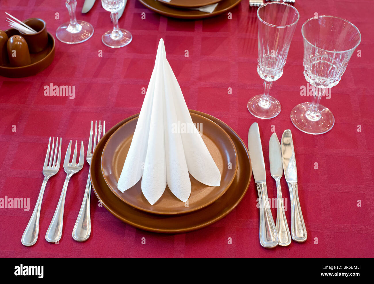 Tisch im Restaurant mit Wein roten Tischdecke und braune Ware gelegt Stockfoto