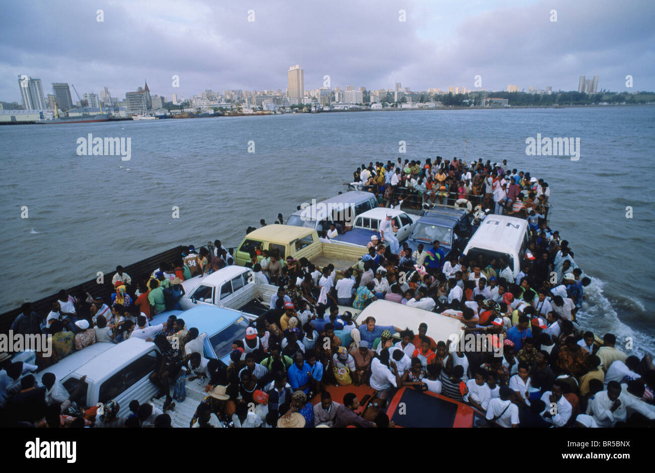 Mit der Fähre unter Menschen und Autos nach Maputo, der Hauptstadt von Mosambik. Stockfoto
