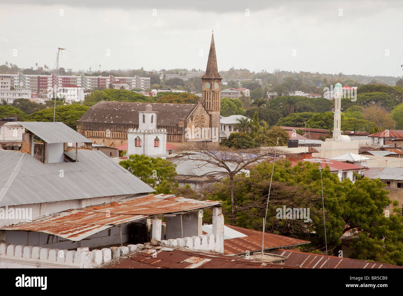 Stone Town, Sansibar, Tansania. Dächern. St. Joseph Catholic Church, ibadhischen Minarett auf Links, Sunni Minarett auf rechten Seite. Stockfoto