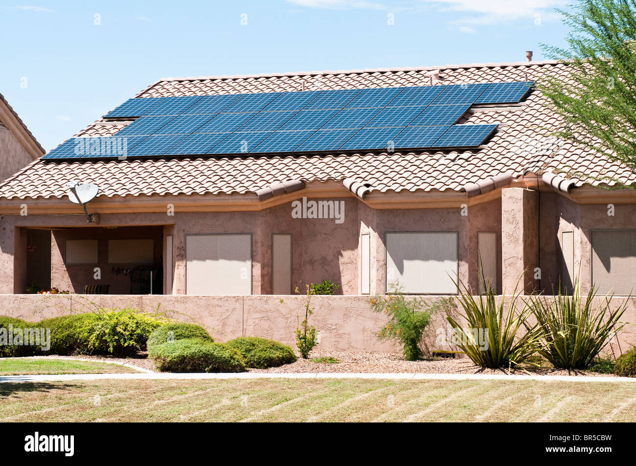 Dach montiert Sonnenkollektoren Lieferung elektrischer Energie, s Immobilien in Arizona. Stockfoto