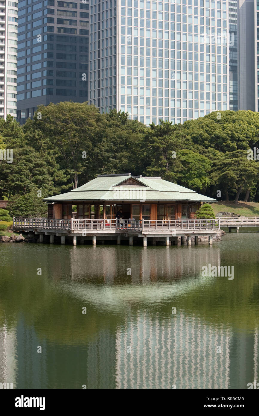 Blick auf Hochhäuser im Stadtteil Shiodome wie in Hama-Rikyu Teien Gärten, in Tokio, Japan, Montag, 23. August Stockfoto