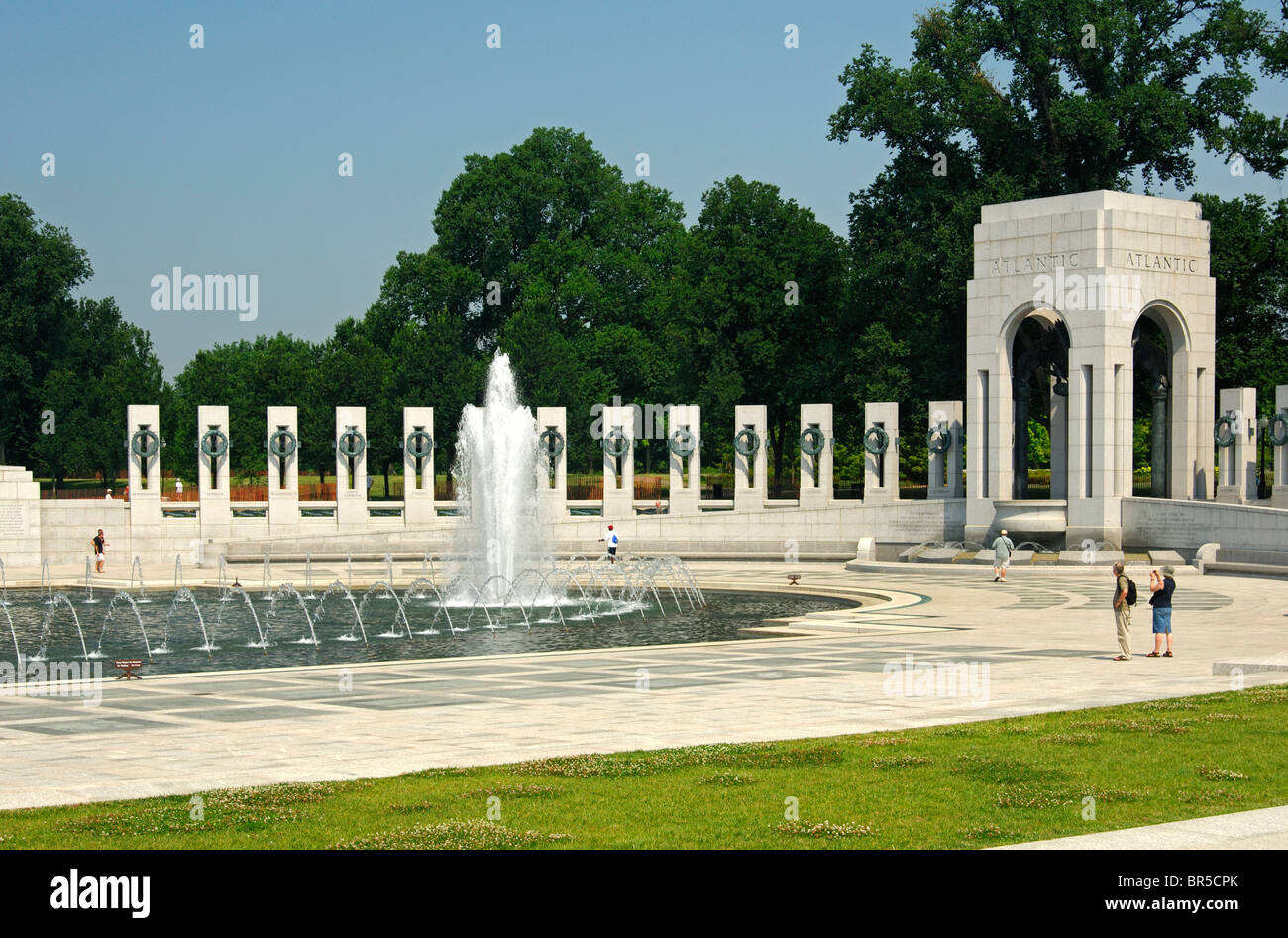 Der Atlantic Theater mit Pavillon und Säulen von der US National Weltkrieg Memorial, Washington D.C., USA Stockfoto
