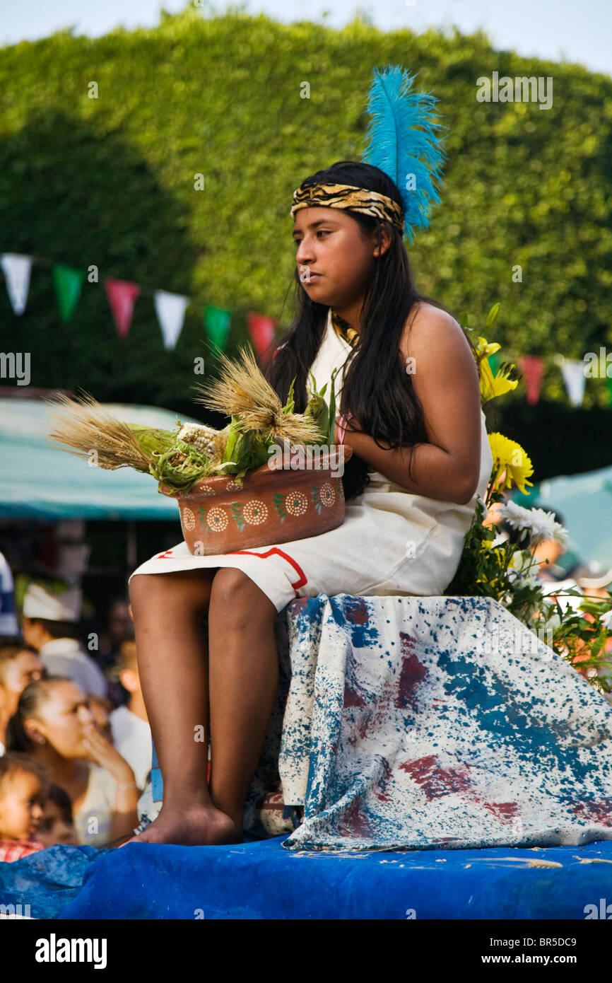 Prinzessin von Mais stellt ihren Stamm in die jährliche PARADE der Unabhängigkeit-Tag im September - SAN MIGUEL DE ALLENDE, Mexiko Stockfoto