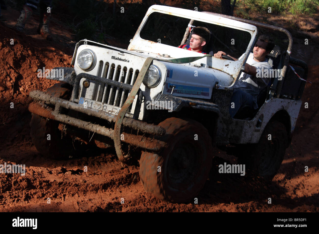 Ein weiße Mahindra Jeep während ein up Hill Abschnitt von einem off-Road Rallye. Stockfoto