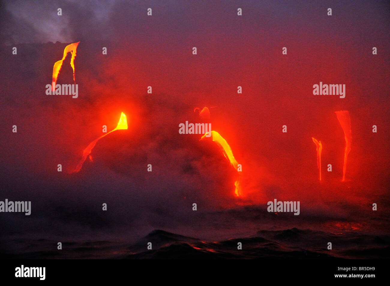 Dampf steigt aus Lava fließt ins Meer, Kilauea-Vulkan, Hawaii Inseln, Vereinigte Staaten Stockfoto