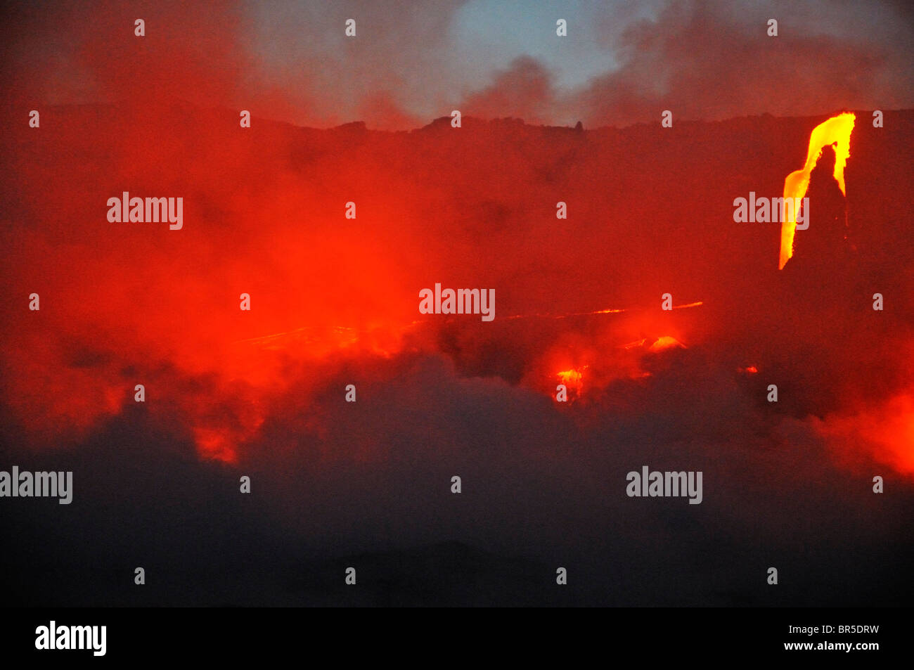 Dampf steigt aus Lava fließt ins Meer, Kilauea-Vulkan, Hawaii Inseln, Vereinigte Staaten Stockfoto