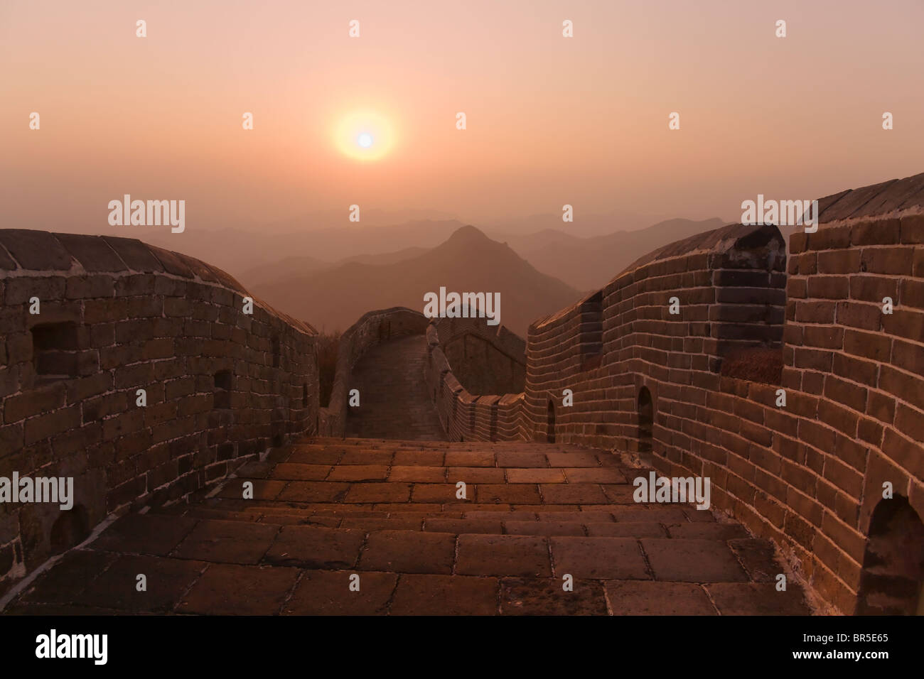 Große Mauer, die Wicklung in den Bergen bei Sonnenuntergang, Jinshanling, Hebei, China Stockfoto