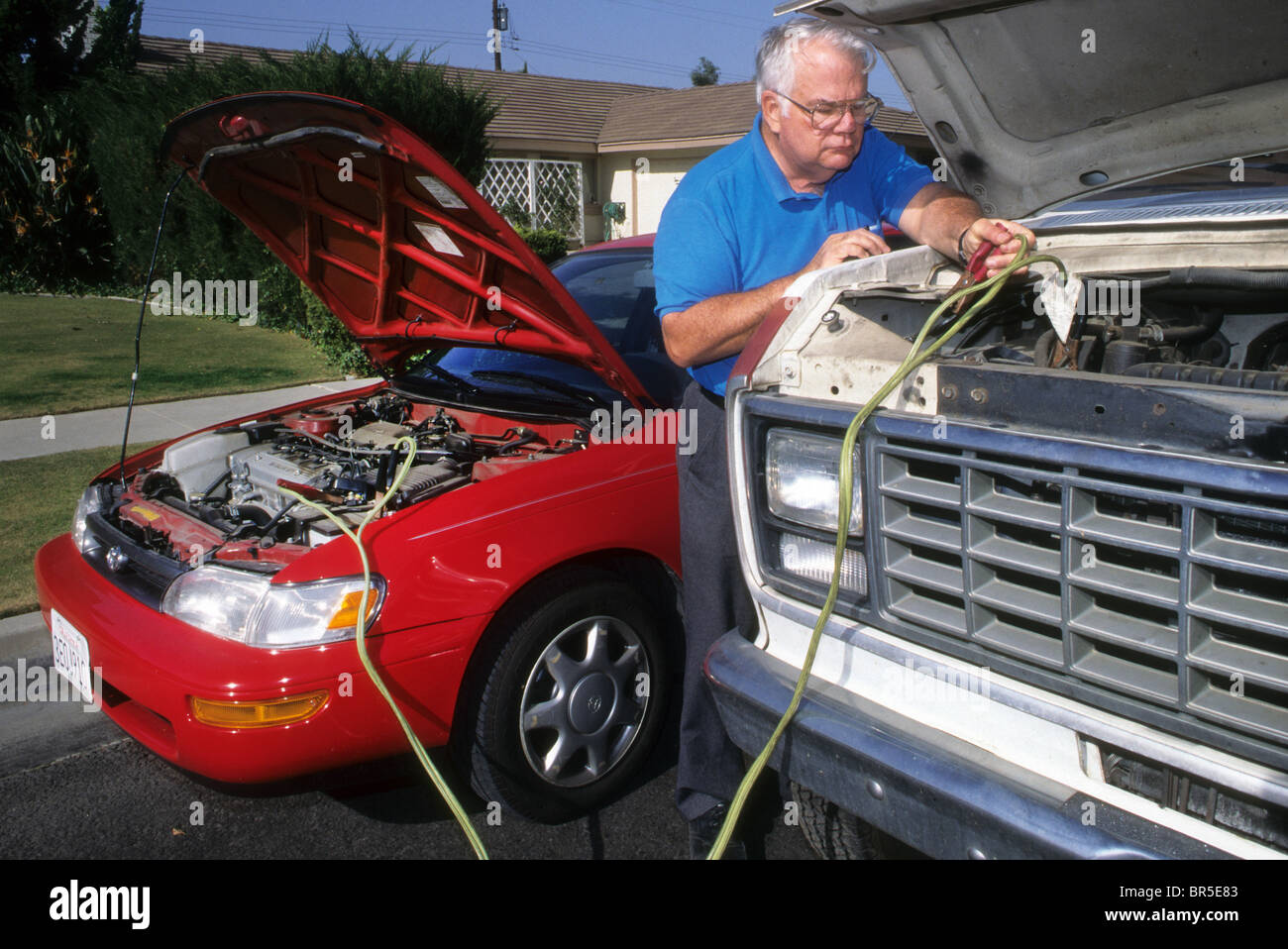 Auto Batterieklemmen und Jumper-Kabel isoliert auf weißem Hintergrund  Stockfotografie - Alamy