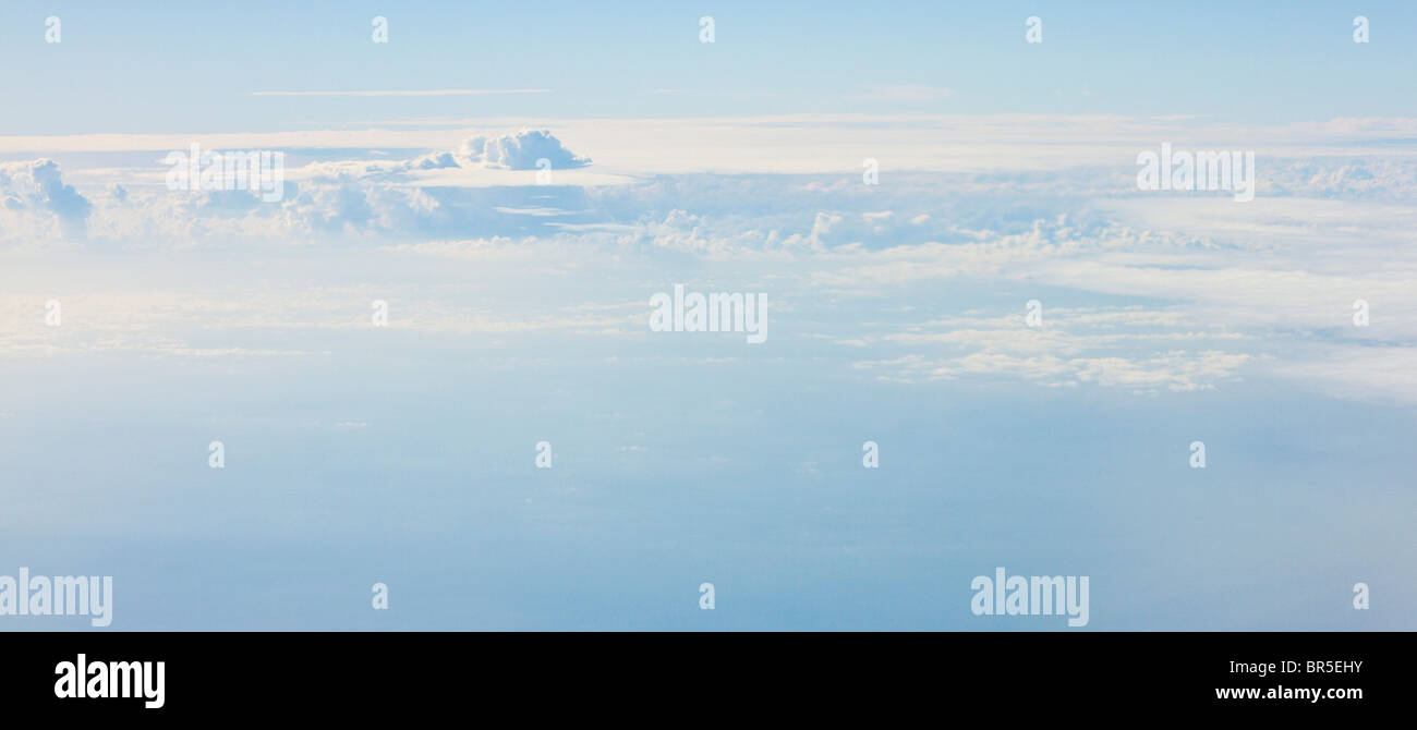 Blauer Himmel mit weichen weißen Wolken Stockfoto