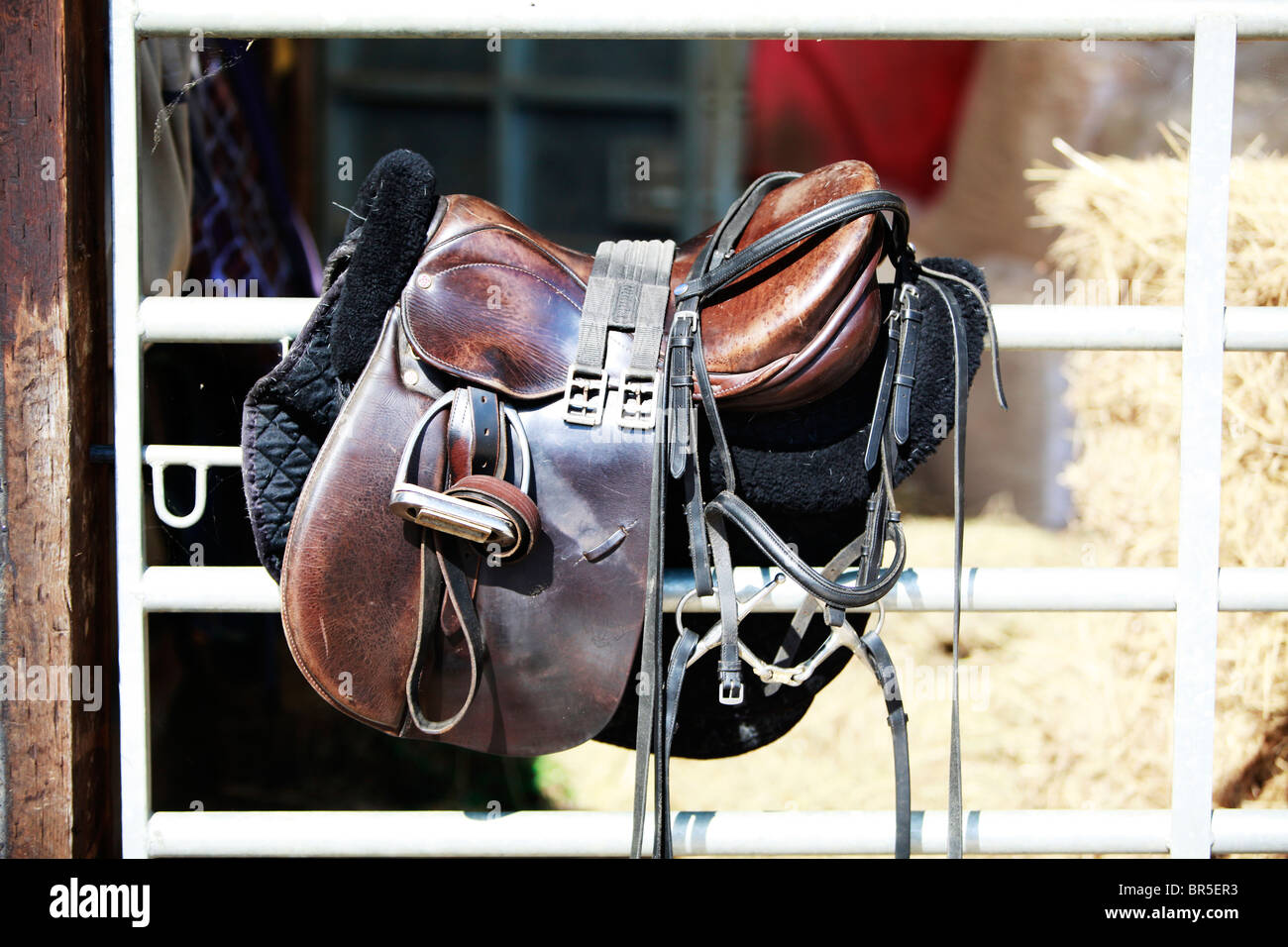 Ein westliches reiten Sattel mit Tack auf ein Tor Stockfoto