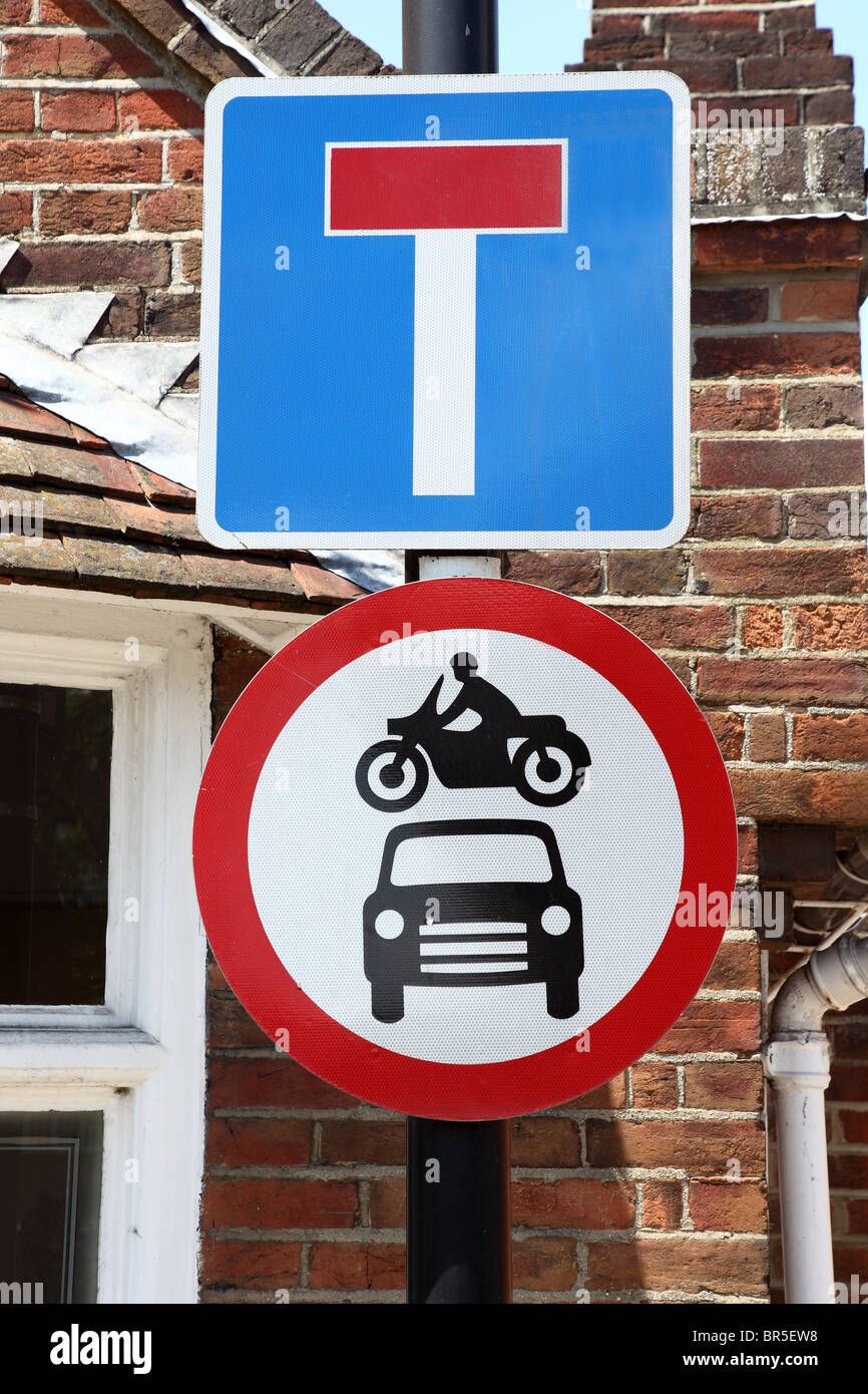 Zwei Verkehrsschilder Stockfoto