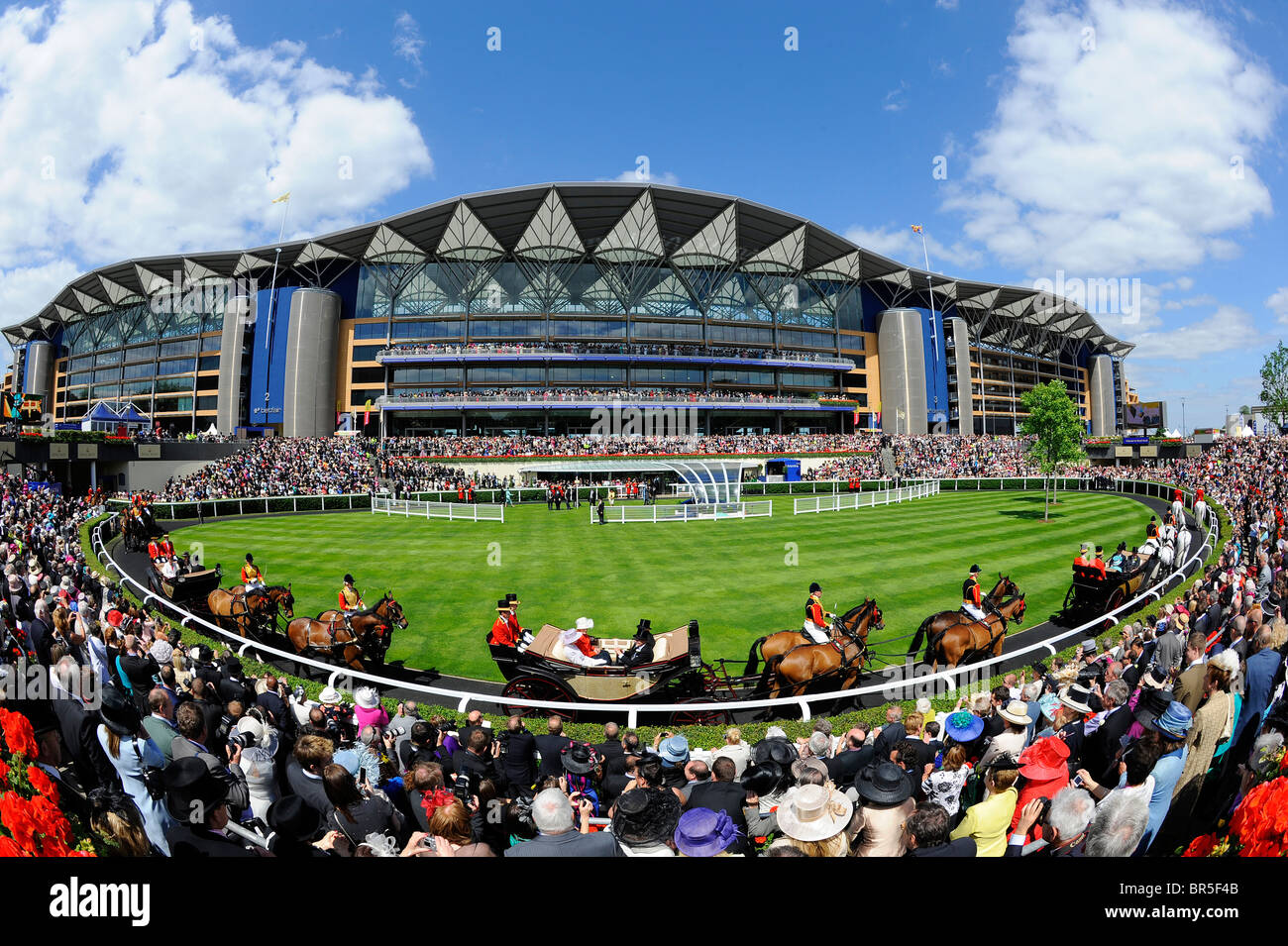 Anzeigen der königliche Prozession, wie es geht durch den Parade-Ring während der Tag eins des Royal Ascot Stockfoto